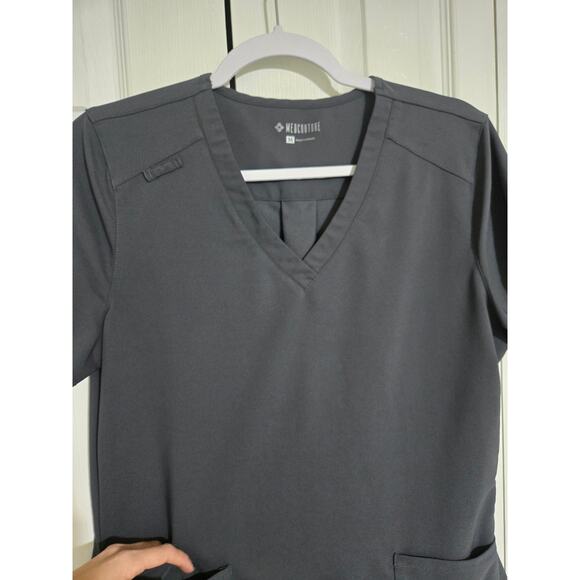 Medcouture m women's charcoal grey scrub top - Picture 3 of 9